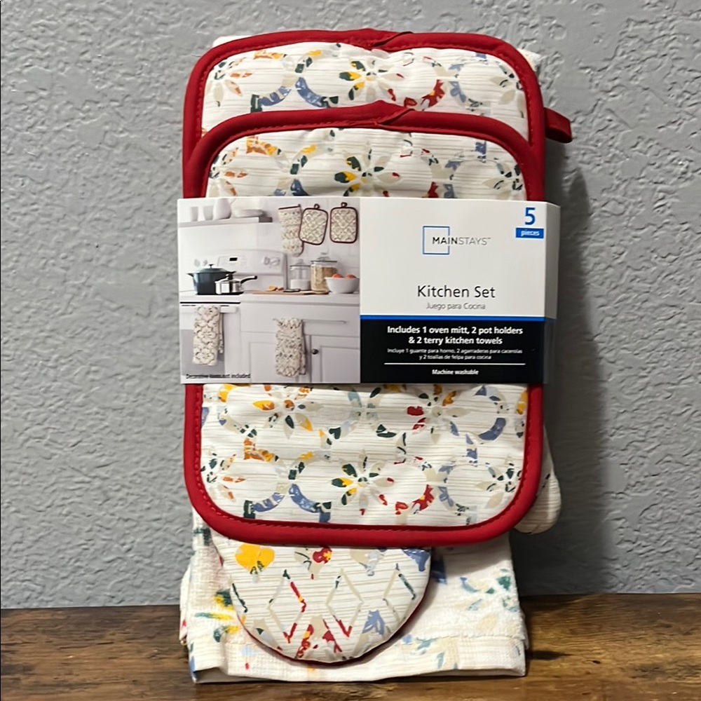 Mainstays Red Kitchen Linens 5 Piece  Set NWT